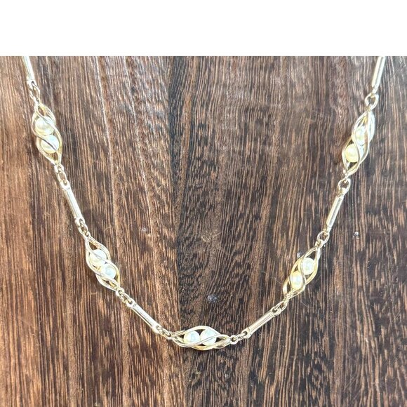 Vtg Sarah Coventry Simulated Pearl Twirling Design Necklace 7703 NEW Gold Tone - Picture 2 of 10